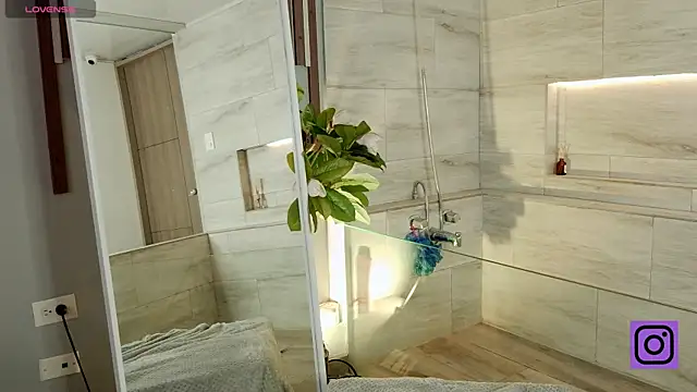 Snapshot of Mylarossi chatting on May 26, 7:43 pm Mylarossi online show from May 26, 7:43 pm