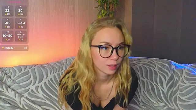 lunaaure online show from December 16, 4:23 pm