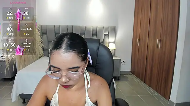 Snapshot of alana_martiins chatting on June 23, 6:39 pm alana martiins online show from June 23, 6:39 pm