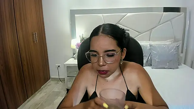Snapshot of alana_martiins chatting on June 26, 11:42 pm alana martiins online show from June 26, 11:42 pm