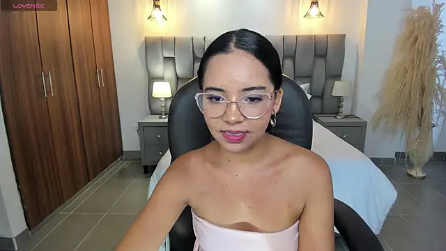 Snapshot of alana_martiins chatting on July 6, 7:05 pm alana martiins online show from July 6, 7:05 pm