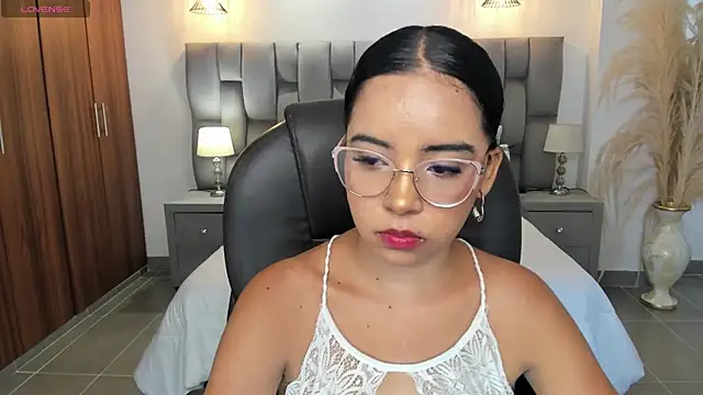 Snapshot of alana_martiins chatting on July 9, 6:56 pm alana martiins online show from July 9, 6:56 pm