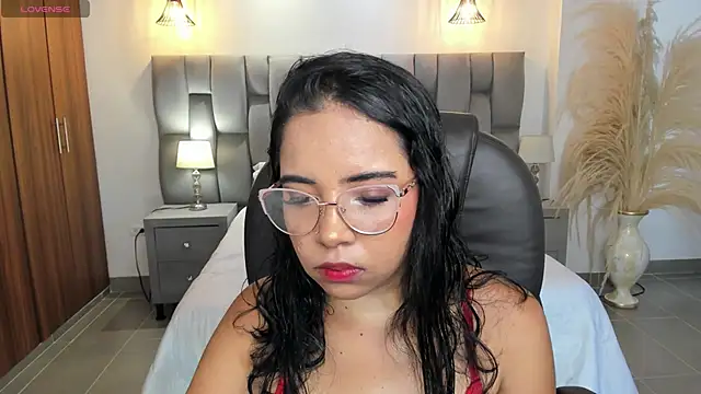 Snapshot of alana_martiins chatting on July 12, 1:35 pm alana martiins online show from July 12, 1:35 pm