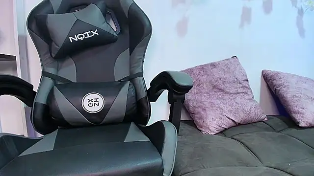 Snapshot of brunette_candyy_ chatting on January 10, 1:35 pm brunette candyy online show from January 10, 1:35 pm