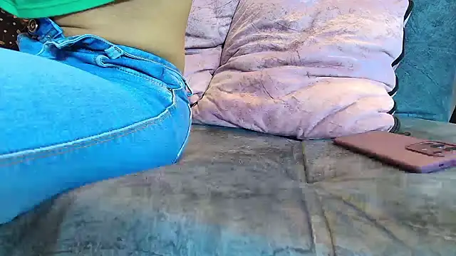 Snapshot of brunette_candyy_ chatting on February 3, 12:21 pm brunette candyy online show from February 3, 12:21 pm