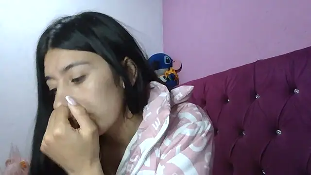 Snapshot of TaylorLove- chatting on December 17, 1:11 am TaylorLove- online show from December 17, 1:11 am