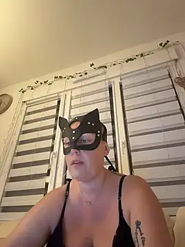 Snapshot of bellavelours chatting on June 25, 8:24 pm bellavelours online show from June 25, 8:24 pm