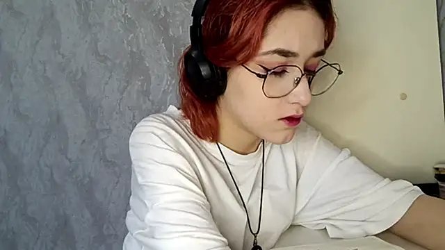 Snapshot of LinaWatter chatting on December 3, 11:41 am LinaWatter online show from December 3, 11:41 am