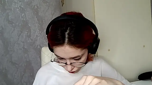 Snapshot of LinaWatter chatting on December 4, 11:52 am LinaWatter online show from December 4, 11:52 am