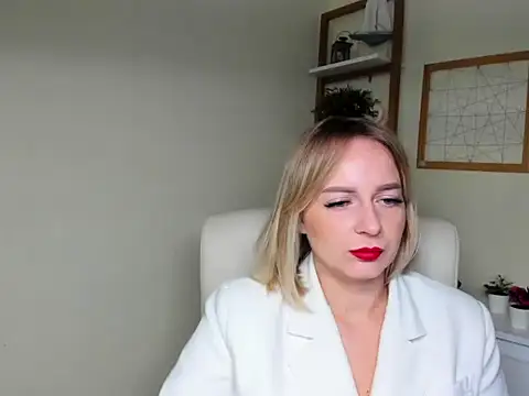 Snapshot of Karenblond chatting on December 15, 6:50 am Karenblond online show from December 15, 6:50 am