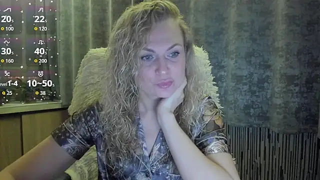 Snapshot of LanaLight_x chatting on December 15, 2:21 pm LanaLight x online show from December 15, 2:21 pm