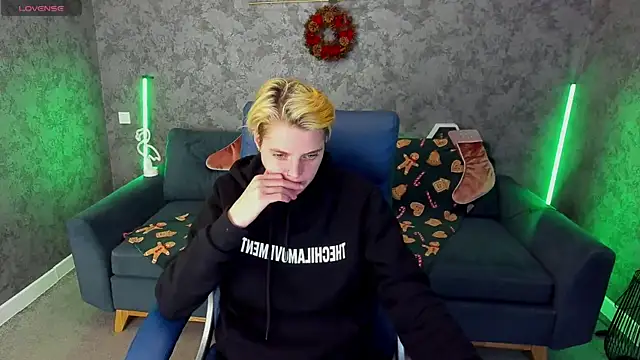 Snapshot of RoxyFlamee chatting on December 16, 1:49 pm RoxyFlamee online show from December 16, 1:49 pm