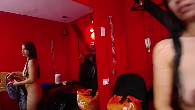 Snapshot of painwithoutpity chatting on December 4, 12:14 pm painwithoutpity online show from December 4, 12:14 pm