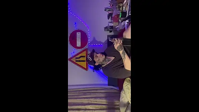 Snapshot of screamm_lolalitaa chatting on December 5, 12:41 am screamm lolalitaa online show from December 5, 12:41 am