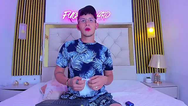 Snapshot of SteelAdonis_ chatting on December 14, 6:19 am SteelAdonis online show from December 14, 6:19 am