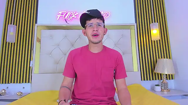 Snapshot of SteelAdonis_ chatting on December 16, 6:07 am SteelAdonis online show from December 16, 6:07 am