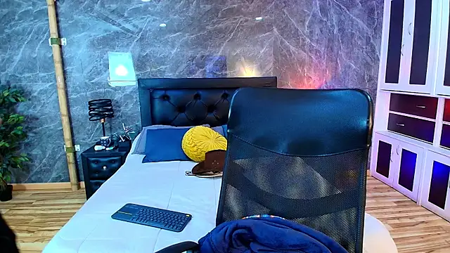 PatrickS25 online show from February 25, 4:44 am