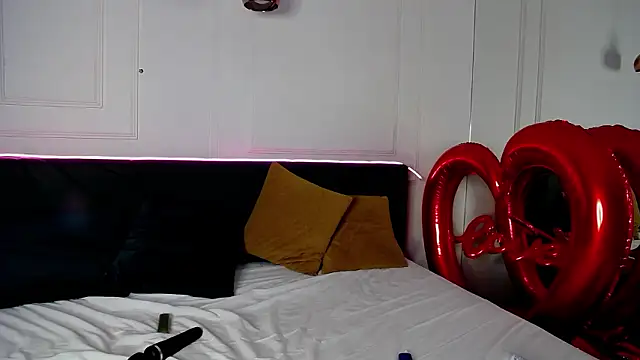 Snapshot of RavenFoxxy chatting on February 22, 6:35 am RavenFoxxy online show from February 22, 6:35 am