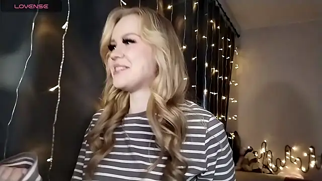 Snapshot of LunaPeony chatting on December 16, 6:51 am LunaPeony online show from December 16, 6:51 am