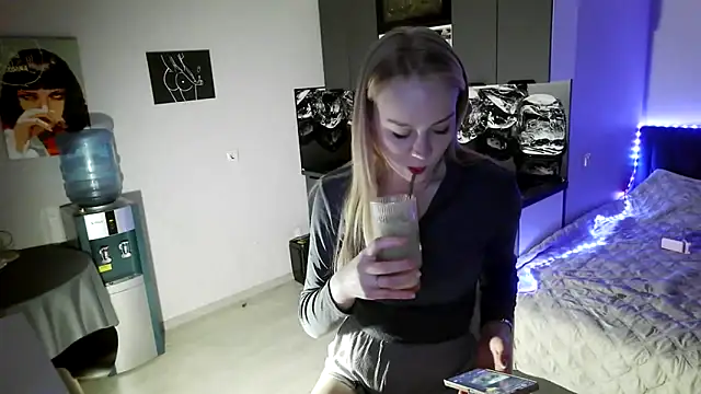 LunaPeony online show from February 26, 4:06 pm