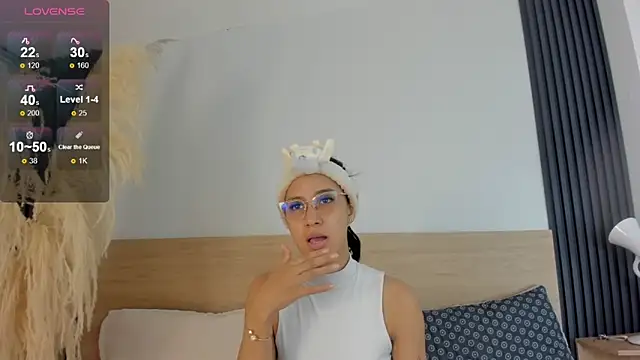 Samantha luv  online show from May 1, 5:23 am