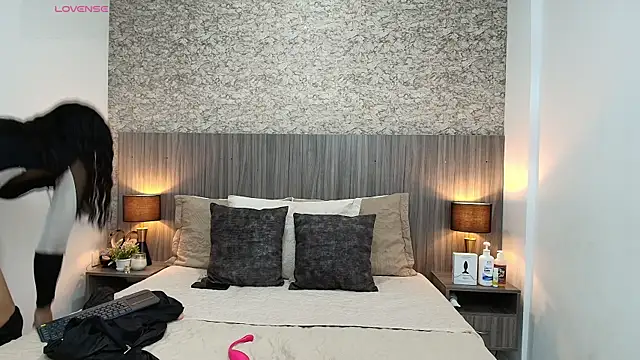 nicol alvarez online show from January 11, 7:30 pm