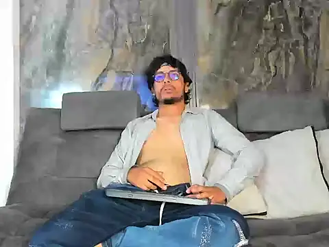 Snapshot of EnzoDarkwood chatting on December 4, 1:42 pm EnzoDarkwood online show from December 4, 1:42 pm