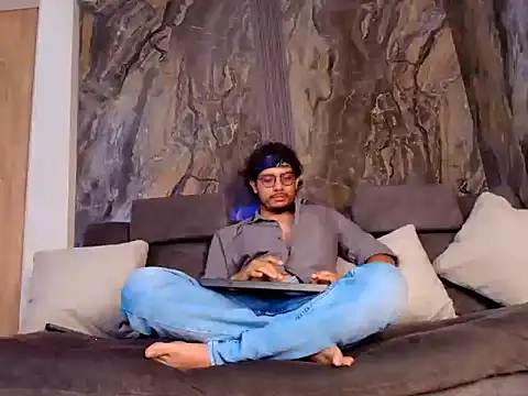 Snapshot of EnzoDarkwood chatting on December 5, 1:42 pm EnzoDarkwood online show from December 5, 1:42 pm