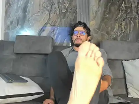 Snapshot of EnzoDarkwood chatting on December 15, 1:59 pm EnzoDarkwood online show from December 15, 1:59 pm