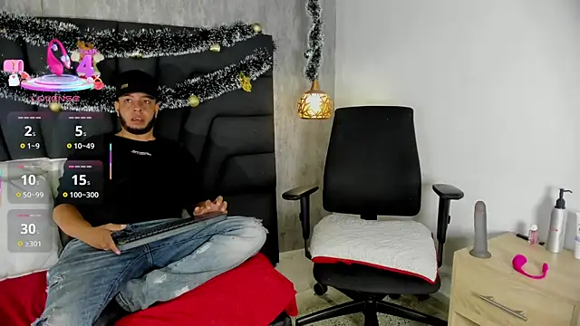 Snapshot of Spencer_LunaBigtits chatting on December 14, 12:32 pm Spencer LunaBigtits online show from December 14, 12:32 pm