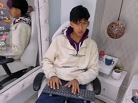 Snapshot of Valentino_Lux chatting on December 14, 11:59 am Valentino Lux online show from December 14, 11:59 am