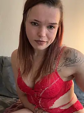 Snapshot of LoreenKinky chatting on December 3, 9:40 am LoreenKinky online show from December 3, 9:40 am