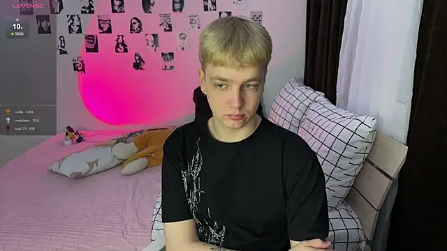 Snapshot of olivertasty2 chatting on December 16, 1:05 pm olivertasty2 online show from December 16, 1:05 pm