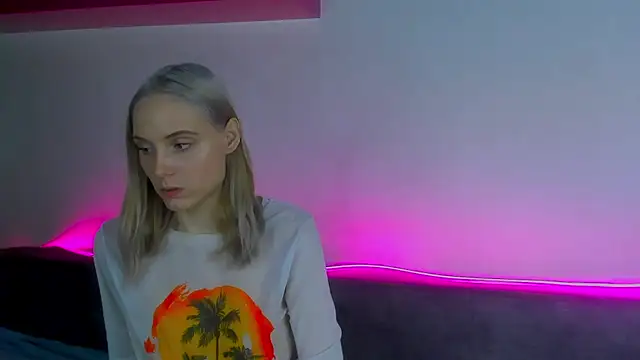 Snapshot of Gina_Gina_love chatting on December 5, 8:12 am Gina Gina love online show from December 5, 8:12 am