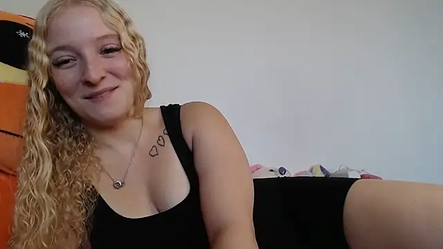 Snapshot of Sophie_cute06 chatting on December 15, 10:08 am Sophie cute06 online show from December 15, 10:08 am