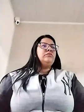 Snapshot of Carameloswing1 chatting on January 7, 1:24 pm Carameloswing1 online show from January 7, 1:24 pm