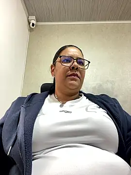 Snapshot of Carameloswing1 chatting on January 15, 1:48 pm Carameloswing1 online show from January 15, 1:48 pm