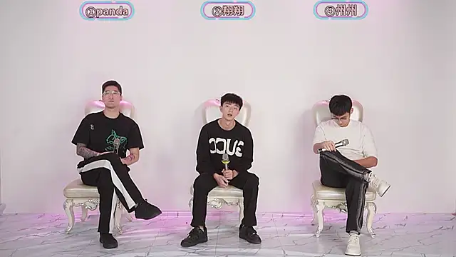 Snapshot of OUBA-boy chatting on December 3, 1:31 pm OUBA-boy online show from December 3, 1:31 pm