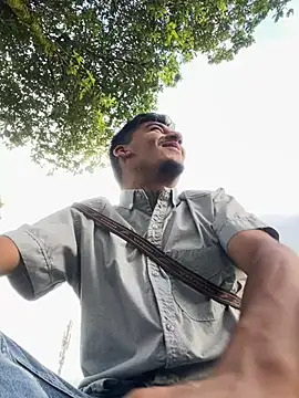 Snapshot of maxI_dick33 chatting on February 19, 10:17 pm maxI dick33 online show from February 19, 10:17 pm