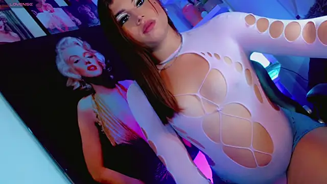 Snapshot of Tiiana_Glow10_ chatting on December 3, 4:09 am Tiiana Glow10 online show from December 3, 4:09 am