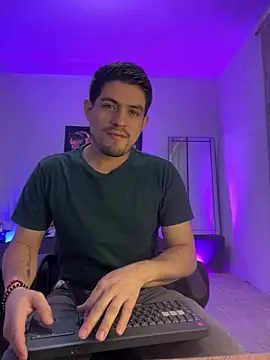 Snapshot of williamsmiiths16 chatting on May 15, 10:44 am williamsmiiths16 online show from May 15, 10:44 am