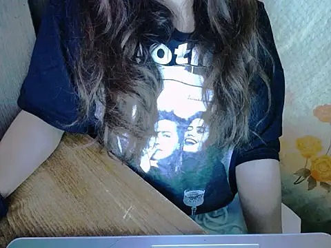 Snapshot of maian_love chatting on May 11, 7:11 pm maian love online show from May 11, 7:11 pm