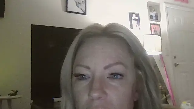 Snapshot of sinfulsara chatting on December 4, 10:35 am sinfulsara online show from December 4, 10:35 am