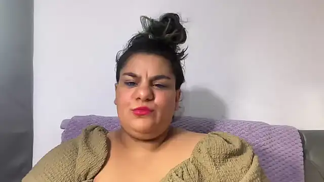 Snapshot of YoungCurvyLeah chatting on August 1, 2:11 am YoungCurvyLeah online show from August 1, 2:11 am
