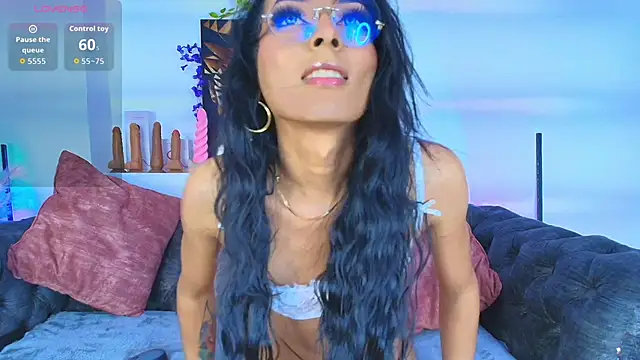 Snapshot of megan_luxe_ chatting on December 5, 7:54 pm megan luxe online show from December 5, 7:54 pm