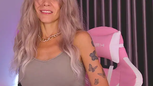 Snapshot of betty_xoxoo chatting on June 14, 8:27 am betty xoxoo online show from June 14, 8:27 am
