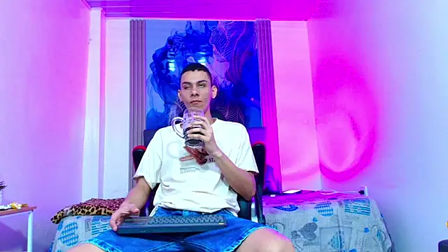 Valentina and sneider  online show from May 8, 10:59 pm