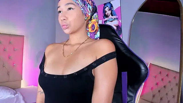 Snapshot of EmmaLawrence_ chatting on December 15, 8:13 pm EmmaLawrence online show from December 15, 8:13 pm