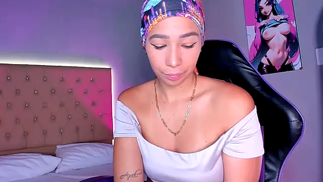 Snapshot of EmmaLawrence_ chatting on December 16, 8:36 pm EmmaLawrence online show from December 16, 8:36 pm