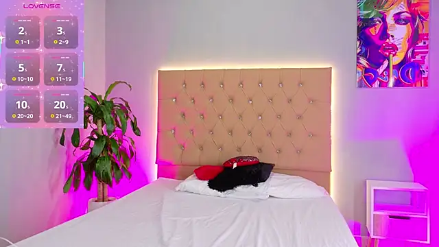 EmmaLawrence  online show from March 13, 8:54 am